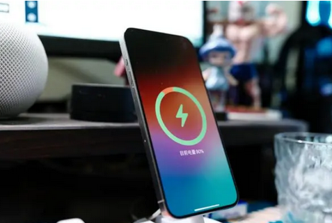 古丈苹果15换屏服务分享用什么充电器给iPhone15充电更好 